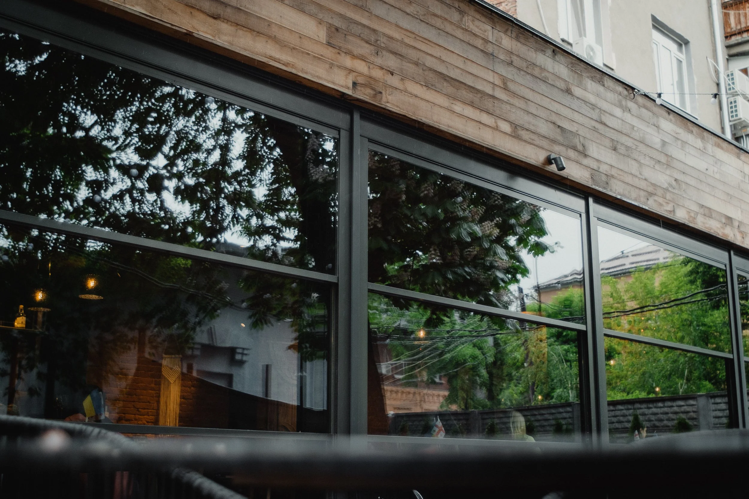 Automatisches Guillotine-Fenster